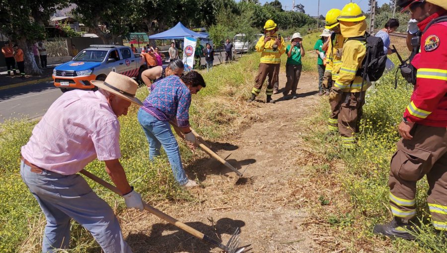 Brigadistas de Conaf enseñaron a construir cortafuegos a residentes de San Pedro en Quillota