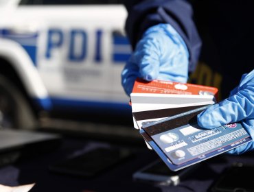 Detectives sorprenden a sujeto intentando comprar en supermercado con tarjetas robadas a mujer de 80 años en Quilpué