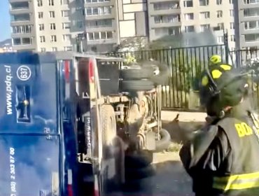 Camión volcó en Av. Los Carrera de Quilpué y originó alta congestión vehicular hacia Viña