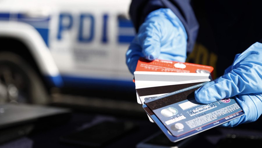 Detectives sorprenden a sujeto intentando comprar en supermercado con tarjetas robadas a mujer de 80 años en Quilpué