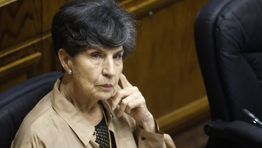 Senadora Allende suma críticas al proceso de reconstrucción tras el megaincendio: "La labor del Estado ha sido deficitaria"