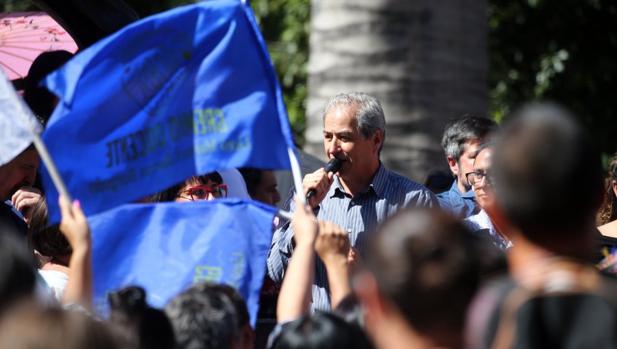 Colegio de Profesores amenaza con frenar el inicio de clases en Santiago si el Municipio no les paga unos bonos