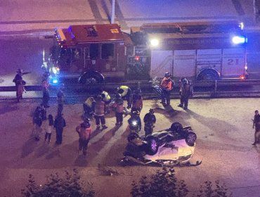 Impactante accidente en Viña: Automóvil traspasó barreras, cayó muro abajo y terminó en el bandejón central de calle Álvarez