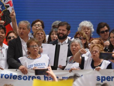 Presidente Boric promulga ley que resuelve la deuda histórica docente: "Estamos haciendo un pequeño acto de justicia"