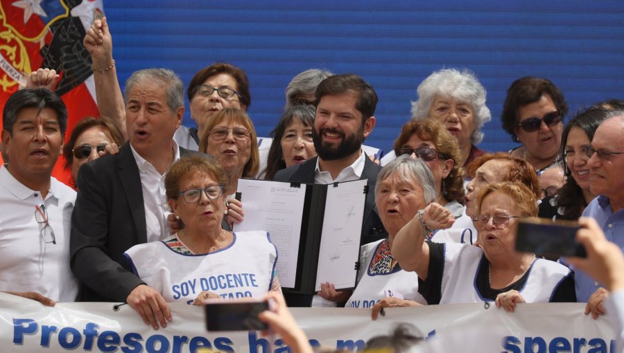 Presidente Boric promulga ley que resuelve la deuda histórica docente: "Estamos haciendo un pequeño acto de justicia"