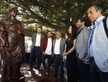 Recuperación patrimonial en Valparaíso: Entregan restaurados a la comunidad los monumentos «El Comercio» y «Simón Bolívar»