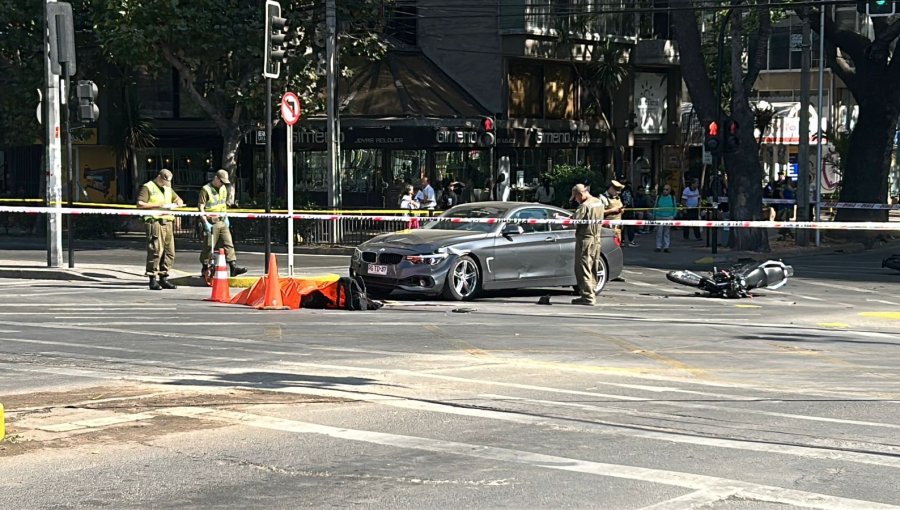 Motociclista pierde la vida tras fuerte colisión con un auto en Viña del Mar: tránsito fue suspendido en Av. Libertad con 1 Norte