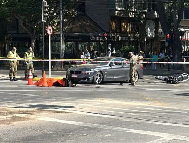 Motociclista pierde la vida tras fuerte colisión con un auto en Viña del Mar: tránsito fue suspendido en Av. Libertad con 1 Norte