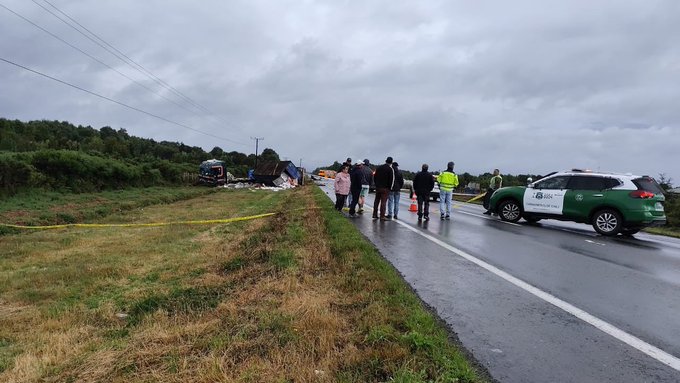 Tragedia en Chiloé con tres muertos: Auto chocó con camión y se incendió