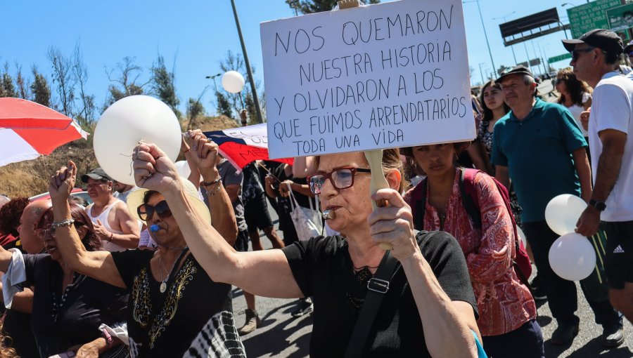 A un año del megaincendio protesta masiva en Viña del Mar e inicio de huelga de hambre de damnificados