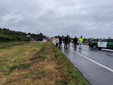 Tragedia en Chiloé con tres muertos: Auto chocó con camión y se incendió