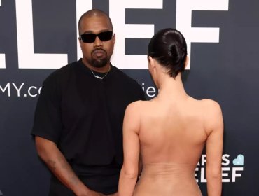 Polémica en los Grammy 2025: Kanye West llegó sin ser invitado y su pareja se presentó desnuda