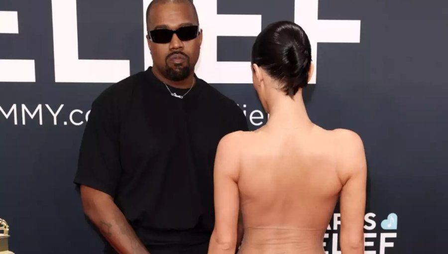 Polémica en los Grammy 2025: Kanye West llegó sin ser invitado y su pareja se presentó desnuda