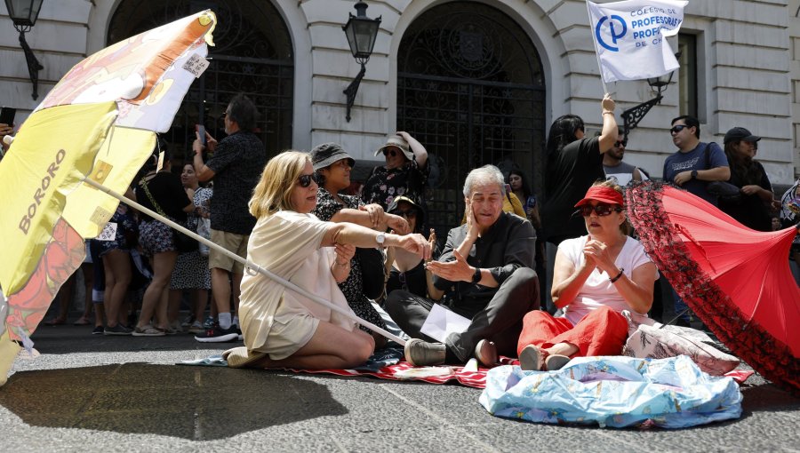 Profesores se manifestaron en frontis de la Municipalidad de Santiago por rebaja de sueldos y no pago de bonos