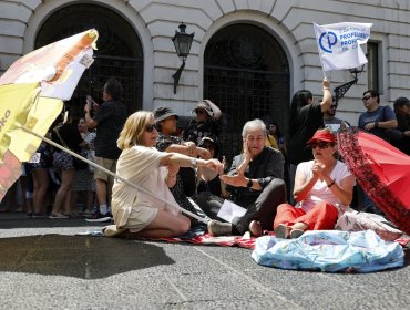 Profesores se manifestaron en frontis de la Municipalidad de Santiago por rebaja de sueldos y no pago de bonos