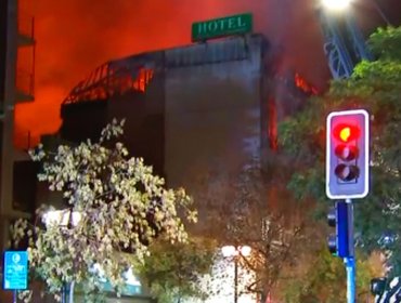 Incendio en edificio abandonado en centro de Santiago obliga a evacuar departamentos cercanos del sector