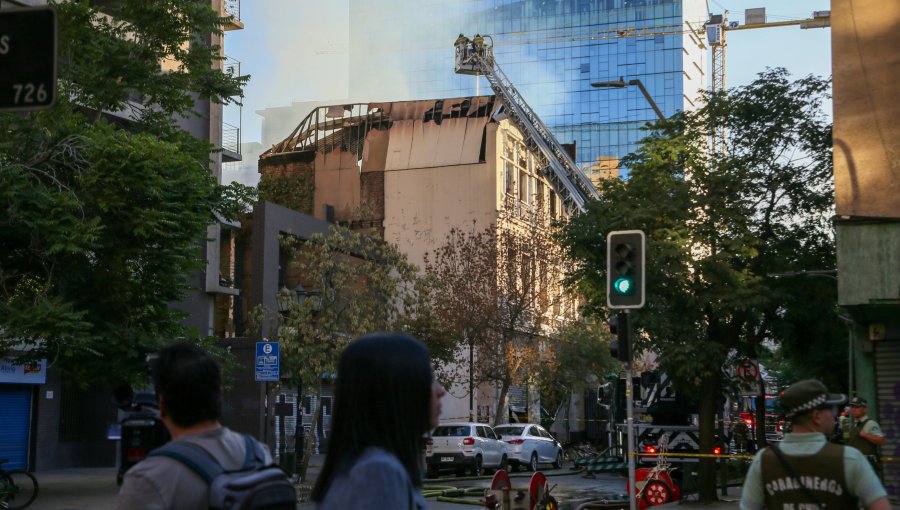 Alertan sobre riesgo de derrumbe por incendió que destruyó hotel abandonado en centro de Santiago