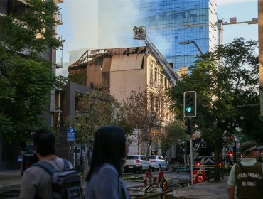 Alertan sobre riesgo de derrumbe por incendió que destruyó hotel abandonado en centro de Santiago