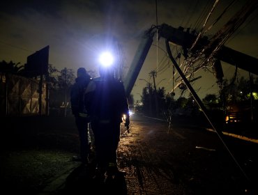 Enel compensará a 2,5 millones de clientes afectados por cortes de luz en la región Metropolitana en 2024