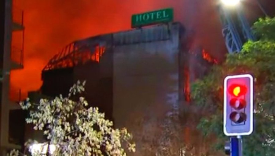 Incendio en edificio abandonado en centro de Santiago obliga a evacuar departamentos cercanos del sector