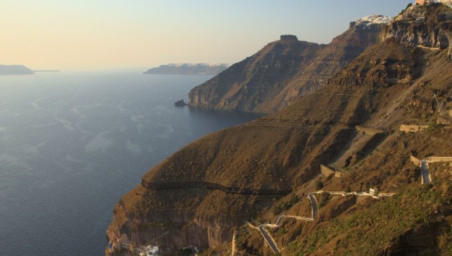 Más de 10 mil personas escapan de isla griega de Santorini por temor a terremoto