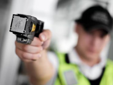 Gobierno descarta entregar pistolas taser a guardias municipales: "No busquemos tener policías express"