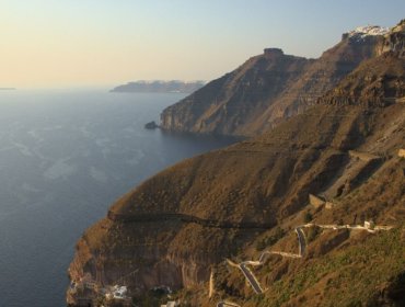 Más de 10 mil personas escapan de isla griega de Santorini por temor a terremoto