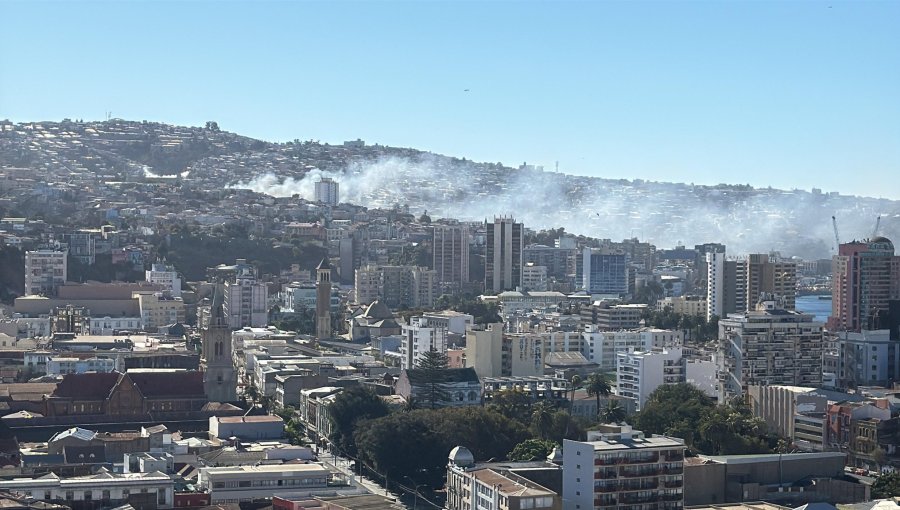 Senapred activa la mensajería SAE y solicita evacuar sectores del cerro Cordillera en Valparaíso por incendio