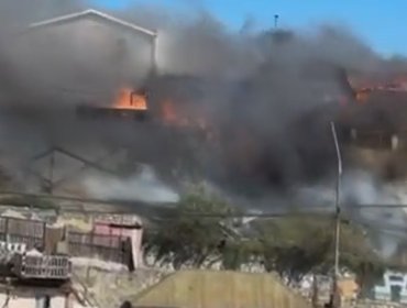 Habilitan albergues para damnificados por incendio que ha consumido cerca de 10 viviendas en el cerro Cordillera en Valparaíso