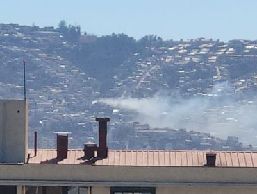 Incendio estructural en Cerro Cordillera afecta a tres casas en Valparaíso