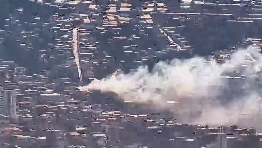 Llaman a evacuar: Alerta SAE por incendio estructural en cerro Cordillera de Valparaíso que consume seis casas