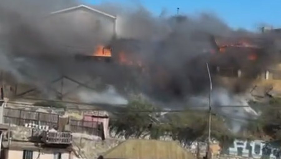 Habilitan albergues para damnificados por incendio que ha consumido cerca de 10 viviendas en el cerro Cordillera en Valparaíso