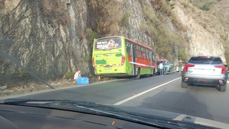 Momentos de terror vivieron pasajeros de microbús que chocó contra ladera de un cerro en Valparaíso: casi caen a un barranco