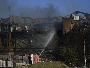 Controlan propagación de incendio que afectó al menos a 11 viviendas en el cerro Cordillera en Valparaíso