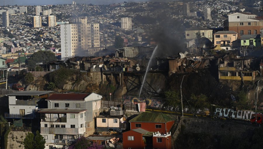 10 viviendas afectadas y 30 personas fueron evacuadas por incendio en el cerro Cordillera de Valparaíso