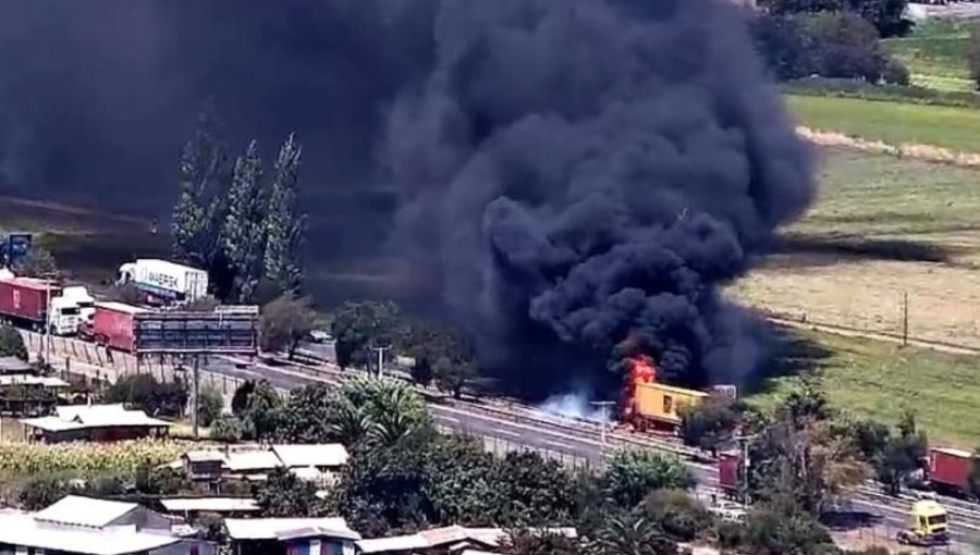 Colisión de camiones y posterior incendio deja una persona fallecida en la ruta 78 en el sector enlace El Paico