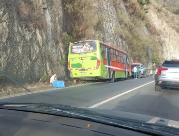 Momentos de terror vivieron pasajeros de microbús que chocó contra ladera de un cerro en Valparaíso: casi caen a un barranco