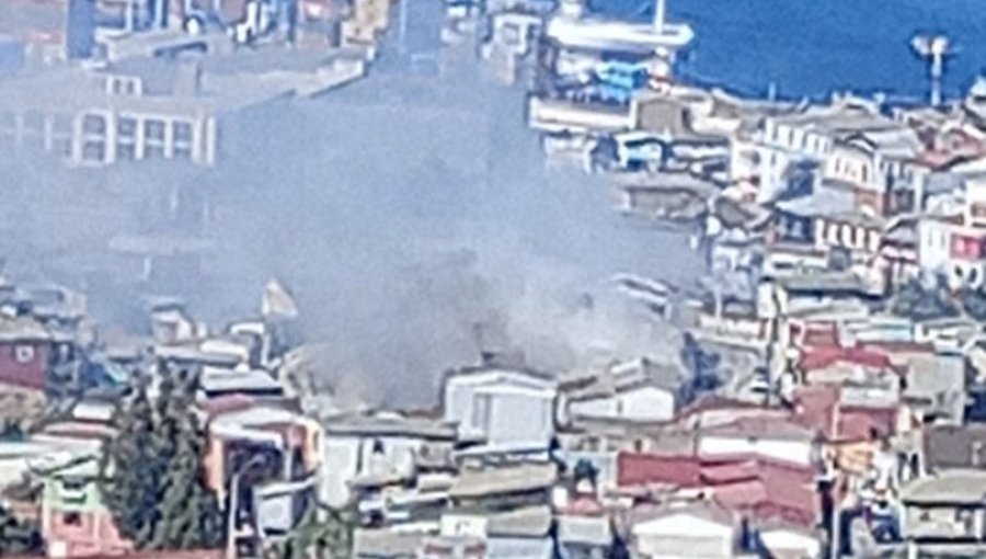 Incendio estructural en Cerro Cordillera afecta a tres casas en Valparaíso