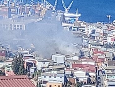 Incendio estructural en Cerro Cordillera afecta a tres casas en Valparaíso