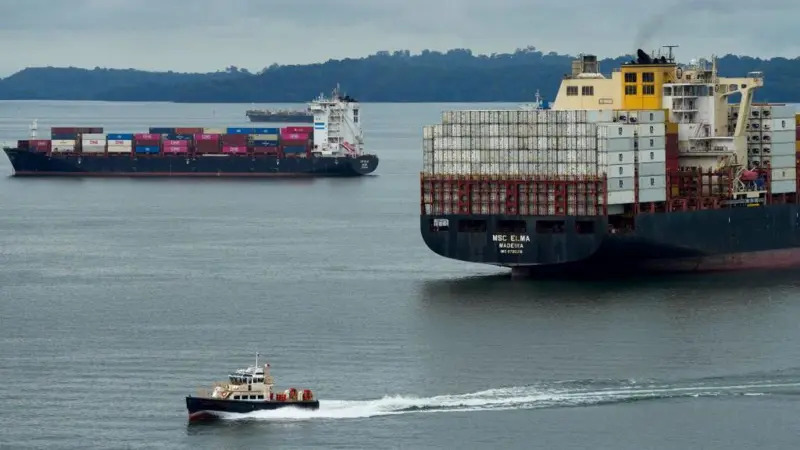 EE.UU. dice que sus buques no pagarán por transitar el Canal de Panamá, pero la vía interoceánica lo niega