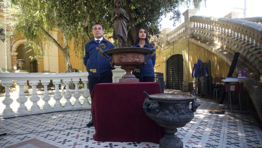 Restituyen tres jarrones patrimoniales que habían sido robados desde el cerro Santa Lucía en Santiago