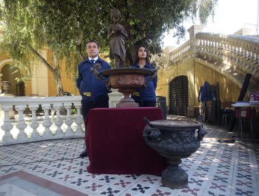 Restituyen tres jarrones patrimoniales que habían sido robados desde el cerro Santa Lucía en Santiago