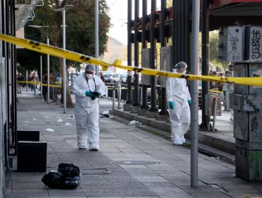 Carabinero disparó a hombre que lo intentó apuñalar durante procedimiento en Santiago: sujeto se encuentra en riesgo vital