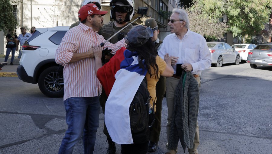 Team Patriota y "Pancho Malo" provocan violentos incidentes en principal ceremonia de Sebastián Piñera en Providencia