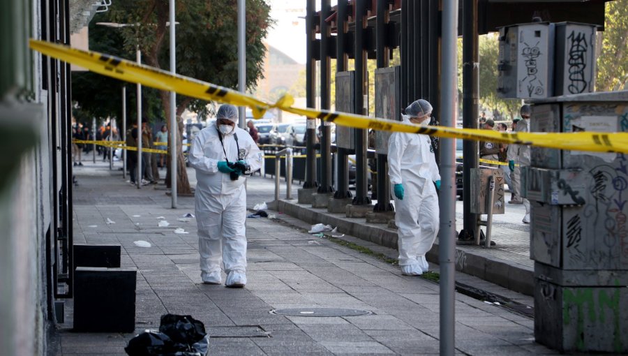 Carabinero disparó a hombre que lo intentó apuñalar durante procedimiento en Santiago: sujeto se encuentra en riesgo vital