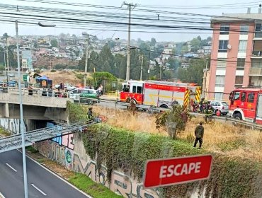 Rescatan a joven que intentó lanzarse de puente en Rotonda de Glorias Navales en Viña del Mar