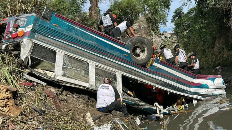 Aumentan a 51 los fallecidos tras la caída de un autobús desde un puente en Guatemala