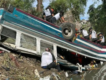 Aumentan a 51 los fallecidos tras la caída de un autobús desde un puente en Guatemala