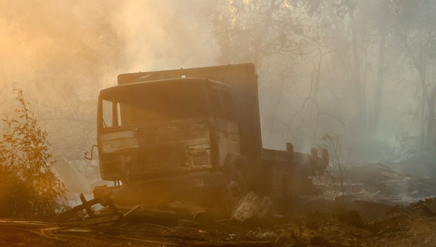 La Araucanía: En plena emergencia por incendios, desconocidos quemaron 2 camiones en Angol