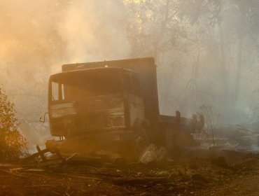 La Araucanía: En plena emergencia por incendios, desconocidos quemaron 2 camiones en Angol